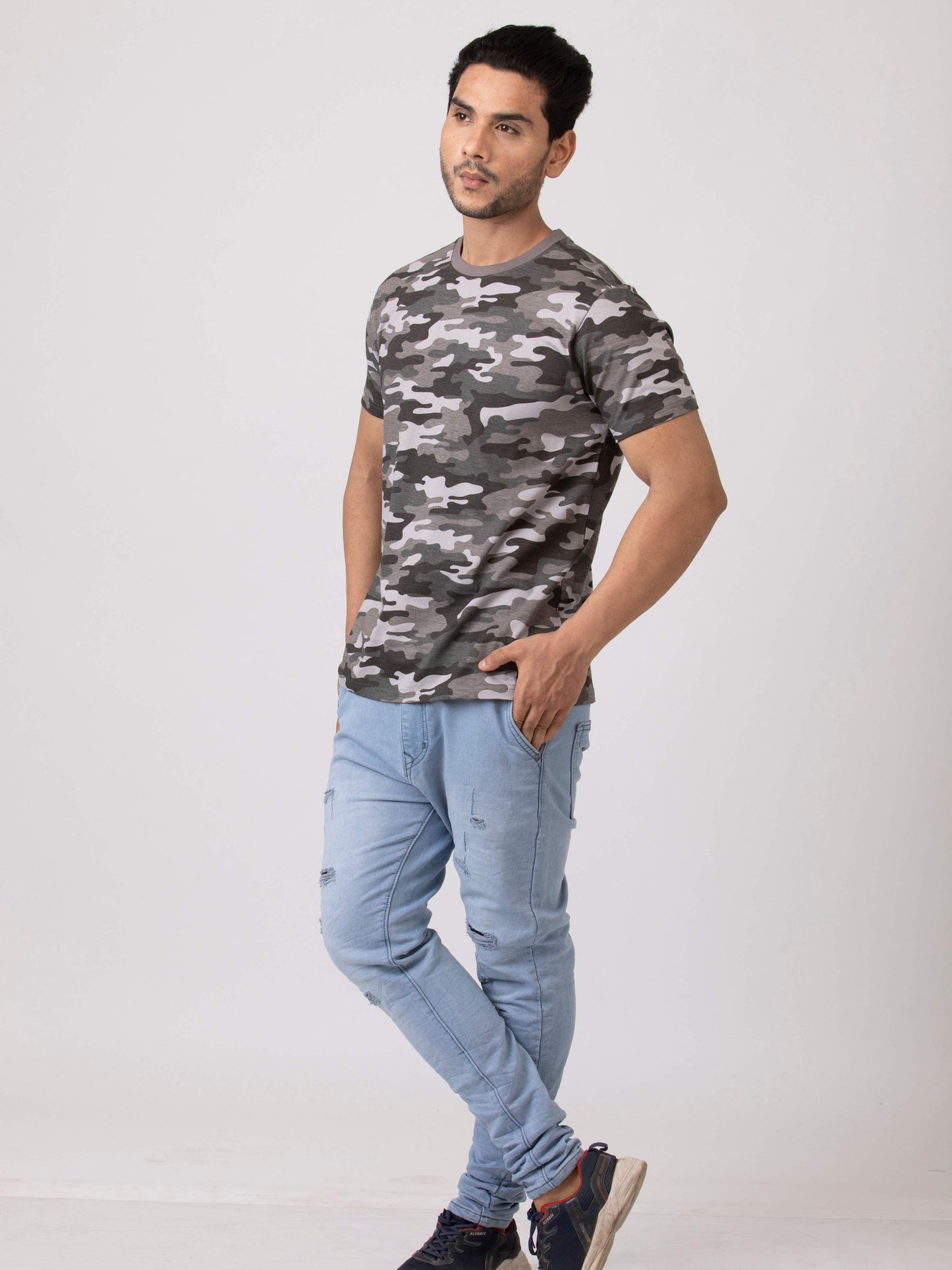 Stealthy Military Camouflage  Men's Cotton round neck T-Shirt